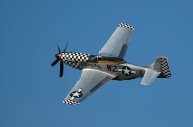 Zafer gösterisi, Leicester, Uk, Eylül 2023. 2. Dünya Savaşı 'nda canlı tarih olayı. Kuzey Amerika Havacılık P-51 Mustang, 2. Dünya Savaşı ve Kore Savaşı sırasında Amerika Birleşik Devletleri 'nin en uzun menzilli avcı uçağı ve avcı uçağıdır..