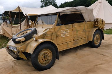 Zafer gösterisi, Leicester, Uk, Eylül 2023. 2. Dünya Savaşı 'nda canlı tarih olayı. Kbelwagen 'in çok amaçlı hafif bir askeri araç rolü onu Müttefik Willyler' in MB 