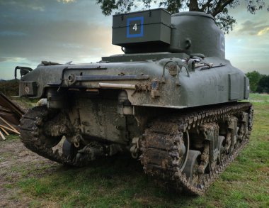 Zafer Şovu. Leicester, İngiltere, Eylül 2023. Yaşayan ikinci dünya savaşı tarihi gösterisi ve hava gösterisi. M4 Sherman, resmi adıyla Medium Tank, M4, ABD ve Batılı Müttefikler tarafından II..