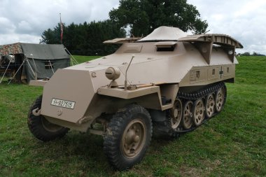 Zafer Şovu. Leicester, İngiltere, Eylül 2023. Yaşayan ikinci dünya savaşı tarihi gösterisi ve hava gösterisi. Kıdemli Başçavuş Kfz. 251 (Sonderkraftfahrzeug 251), Hanomag şirketi tarafından tasarlanan II.,