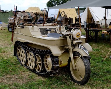 Zafer Şovu. Leicester, İngiltere, Eylül 2023. Yaşayan ikinci dünya savaşı tarihi gösterisi ve hava gösterisi. Sd.Kfz.2 (Almanca: Sonderkraftfahrzeug 2), Kleines Kettenkraftrad HK 101 olarak da bilinen, tek ön tekeri olan yarım kanallı bir motosiklet. 