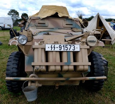 Zafer Şovu. Leicester, İngiltere, Eylül 2023. Yaşayan ikinci dünya savaşı tarihi gösterisi ve hava gösterisi. SS plakalı Alman zırhlı aracı..