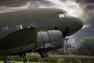 Zafer Şovu. Leicester, İngiltere, Eylül 2023. Yaşayan ikinci dünya savaşı tarihi gösterisi ve hava gösterisi. Douglas C-47 Skytrain veya Dakota, Douglas DC-3 adlı sivil uçaktan geliştirilen bir askeri nakliye uçağıdır..