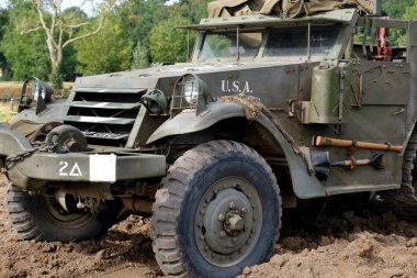 Zafer Şovu. Leicester, İngiltere, Eylül 2023. Yaşayan ikinci dünya savaşı tarihi gösterisi ve hava gösterisi. İkinci Dünya Savaşı ve Soğuk Savaş sırasında Müttefikler tarafından yaygın olarak kullanılan bir Amerikan zırhlı personel taşıyıcısıydı..