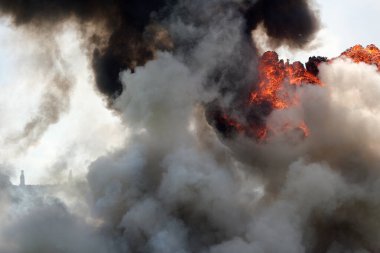 Zafer Şovu. Leicester, İngiltere, Eylül 2023. Yaşayan ikinci dünya savaşı tarihi gösterisi ve hava gösterisi. Etki için savaş alanı patlaması.