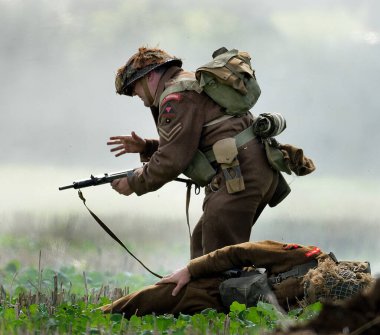 Zafer Şovu. Leicester, İngiltere, Eylül 2023. Yaşayan ikinci dünya savaşı tarihi gösterisi ve hava gösterisi. Savaştaki İngiliz askerleri gibi canlandırıyorlar..