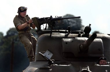 Zafer Şovu. Leicester, İngiltere, Eylül 2023. Yaşayan ikinci dünya savaşı tarihi gösterisi ve hava gösterisi. M4 Sherman, resmi adıyla Medium Tank, M4, ABD ve Batılı Müttefikler tarafından II.