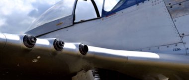 Zafer Şovu. Leicester, İngiltere, Eylül 2023. Yaşayan ikinci dünya savaşı tarihi gösterisi ve hava gösterisi. Kuzey Amerika Havacılık P-51 Mustang, 2. Dünya Savaşı sırasında kullanılmış uzun menzilli, tek koltuklu bir savaş uçağıdır. 