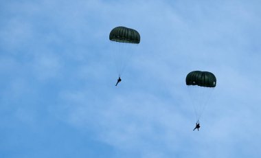 Zafer Şovu. Leicester, İngiltere, Eylül. Yaşayan ikinci dünya savaşı tarihi gösterisi ve hava gösterisi. Paraşüt birlikleri yuvarlak gölgeliklerle düşüyorlar..