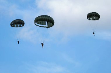 Zafer Şovu. Leicester, İngiltere, Eylül. Yaşayan ikinci dünya savaşı tarihi gösterisi ve hava gösterisi. Paraşüt birlikleri yuvarlak gölgeliklerle düşüyorlar..