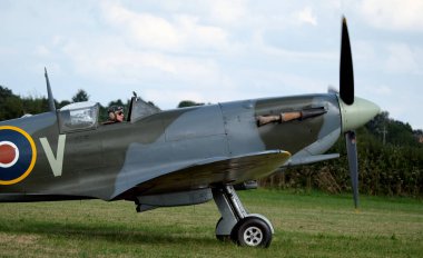Zafer Şovu. Leicester, İngiltere, Eylül. Yaşayan ikinci dünya savaşı tarihi gösterisi ve hava gösterisi. Supermarine Spitfire, Kraliyet Hava Kuvvetleri ve diğer müttefik ülkeler tarafından II..