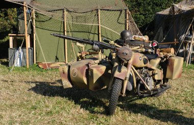 Zafer Şovu. Leicester, İngiltere, Eylül. Yaşayan ikinci dünya savaşı tarihi gösterisi ve hava gösterisi. Alman motosiklet kombinasyonu motosiklet sepetine monte edilmiş MG 42 makineli tüfek. 2. Dünya Savaşı.
