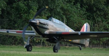 Zafer Şovu. Leicester, İngiltere, Eylül. Yaşayan ikinci dünya savaşı tarihi gösterisi ve hava gösterisi. Hawker Hurricane, 1930 'larda tasarlanmış ve ağırlıklı olarak Hawker Aircraft Ltd.. 