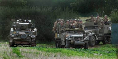 Zafer Şovu. Leicester, İngiltere, Eylül. Yaşayan ikinci dünya savaşı tarihi gösterisi ve hava gösterisi. Patlamalar ve boş mermilerle yapılan büyük savaş sahnesi..