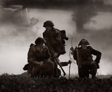 Zafer Şovu. Leicester, İngiltere, Eylül. Yaşayan ikinci dünya savaşı tarihi gösterisi ve hava gösterisi. Patlamalar ve boş mermilerle yapılan büyük savaş sahnesi..