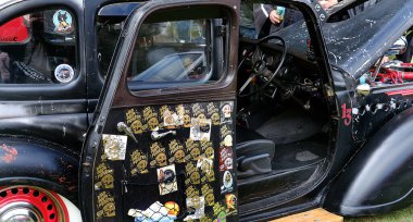 Rozetleri ve orijinal boya şeması olan restore edilmiş klasik arabanın ayrıntıları.