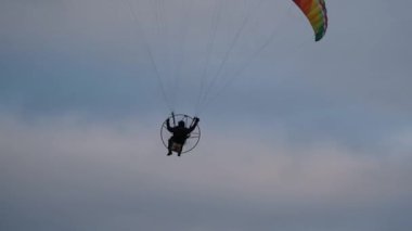 Paramotorlar (aynı zamanda Güçlü Paragliderler olarak da bilinir) bir paraglider 'ın kolay uçuş özelliklerini otonomi ve uçuş aralığı ile birleştirir.