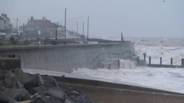 Hornsea, Doğu Yorkshire, İngiltere 'de çok engebeli ve tehlikeli denizler. Yüksek gelgitler ve kıyı rüzgarı.
