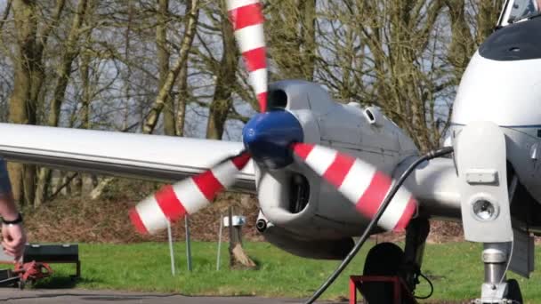 ヨークシャー航空博物館 エルヴィントン イギリス 2024年3月 エンジンが走る Havilland 104 Doveは ハビランドが開発 製造したイギリスの短距離飛行機です — ストック動画