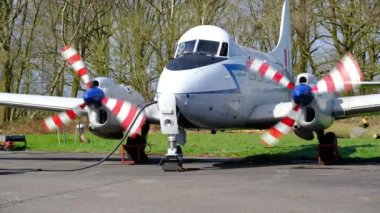 Elvington, York, Yorkshire, İngiltere. Mart 2024. Motor çalışıyor. De Havilland DH.104, De Havilland tarafından geliştirilen ve üretilen bir İngiliz kısa mesafe uçağıdır..