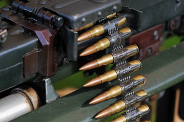 2. Dünya Savaşı 'nın silahları ve mühimmatı. Orta makineli tüfek için bağlı şarjör kemeri. Alman MG42.