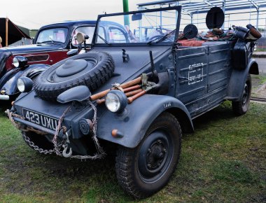 Santoft troleybüs müzesi. Hughnshire, İngiltere. Nisan 2024. Almanya, ww2 Kubelwagen 'i yeniledi.