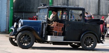 Santoft troleybüs müzesi. Hughnshire, İngiltere. Nisan 2024. Eski taksi ziyaretçileri taşırdı..