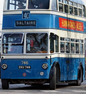 Santoft troleybüs müzesi. Hughnshire, İngiltere. Nisan 2024. Tramvay otobüsü halka sergileniyor.