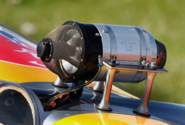 Küçük jet motoru radyo kontrollü uçan model uçakları çalıştırıyor..