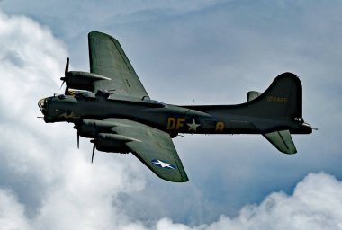 Boeing B-17 Flying Fortress, 1930 'larda ABD Hava Kuvvetleri için geliştirilen dört motorlu ağır bombardıman uçağı. O dönemin hızlı ve yüksek uçuşlu bombardıman uçağı B-17 öncelikle Avrupa Operasyon Tiyatrosu 'nda kullanıldı.