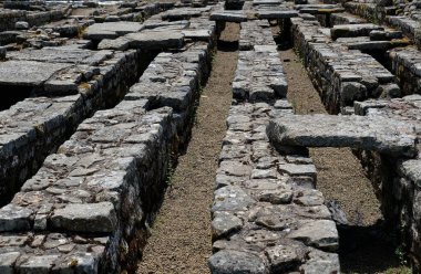 Vindolanda, Hexham. Northumberland, İngiltere. Haziran 2024. Roma kalesi kazıları ve Roma Ordu Müzesi. Vindolanda 'daki Hadrian kalesinin kazılmış temelleri..