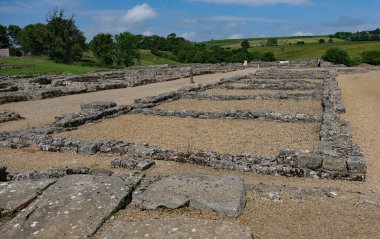 Vindolanda, Hexham. Northumberland, İngiltere. Haziran 2024. Roma kalesi kazıları ve Roma Ordu Müzesi. Vindolanda 'daki Hadrian kalesinin kazılmış temelleri..