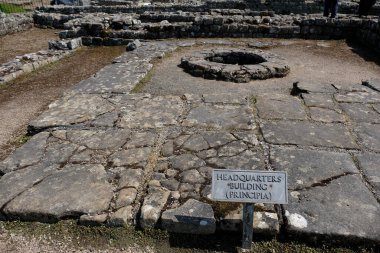 Vindolanda, Hexham. Northumberland, İngiltere. Haziran 2024. Roma kalesi kazıları ve Roma Ordu Müzesi. Vindolanda 'daki Hadrian kalesinin kazılmış temelleri..