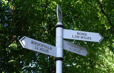 Vindolanda, Hexham. Northumberland, İngiltere. Haziran 2024. Roma kalesi kazıları ve Roma Ordu Müzesi. Roma Ordu Müzesi 'nde işaret levhası.