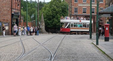 Beamish, Durham, Newcastle, İngiltere. Temmuz 2024. Tramvayla sokak sahnesi.