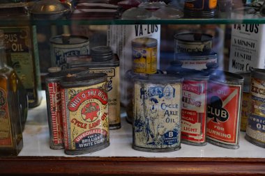 Beamish, Durham, Newcastle, İngiltere. Temmuz 2024. Yağ ve benzin bidonları.