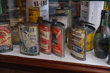 Beamish, Durham, Newcastle, İngiltere. Temmuz 2024. Yağ ve benzin bidonları.