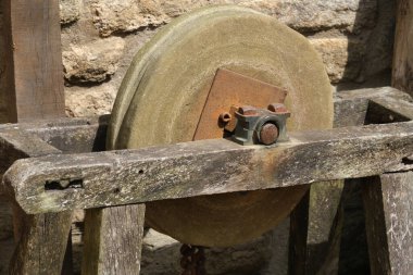 Beamish, Durham, Newcastle, İngiltere. Temmuz 2024. Büyük bıçak keskinleştiren öğütme taşı.