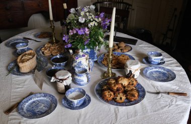 Beamish, Durham, Newcastle, İngiltere. Temmuz 2024. Masayı mavi ve beyaz çömlek ile ayarla.