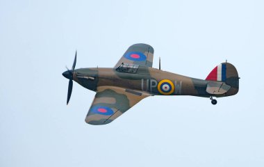 Zafer Şovu, Leicester, İngiltere. Ağustos 2024, Hawker Kasırgası, 1930 'larda tasarlanan ve ağırlıklı olarak Kraliyet Hava Kuvvetleri' ne hizmet etmek üzere Hawker Aircraft Ltd..