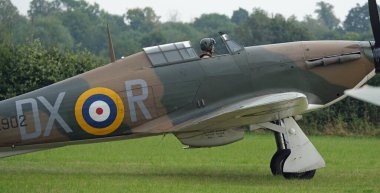 Zafer Şovu, Leicester, İngiltere. Ağustos 2024, Hawker Kasırgası, 1930 'larda tasarlanan ve ağırlıklı olarak Kraliyet Hava Kuvvetleri' ne hizmet etmek üzere Hawker Aircraft Ltd..