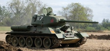 Zafer Şovu, Leicester, İngiltere. Ağustos 2024. T-34, 2. Dünya Savaşı 'ndan kalma bir Sovyet orta tankı. Tanıtıldığında, 76.2 mm tank topu birçoğundan daha güçlüydü ve 60 derecelik eğik zırhı tanksavar silahlara karşı iyi bir koruma sağlıyordu..