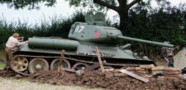 Zafer Şovu, Leicester, İngiltere. Ağustos 2024. T-34, 2. Dünya Savaşı 'ndan kalma bir Sovyet orta tankı. Tanıtıldığında, 76.2 mm tank topu birçoğundan daha güçlüydü ve 60 derecelik eğik zırhı tanksavar silahlara karşı iyi bir koruma sağlıyordu..