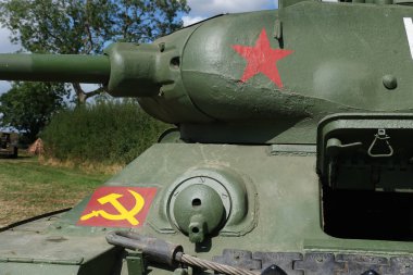 Zafer Şovu, Leicester, İngiltere. Ağustos 2024. T-34, 2. Dünya Savaşı 'ndan kalma bir Sovyet orta tankı. Tanıtıldığında, 76.2 mm tank topu birçoğundan daha güçlüydü ve 60 derecelik eğik zırhı tanksavar silahlara karşı iyi bir koruma sağlıyordu..