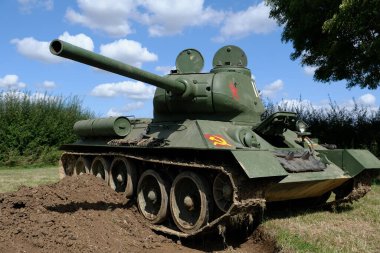Zafer Şovu, Leicester, İngiltere. Ağustos 2024. T-34, 2. Dünya Savaşı 'ndan kalma bir Sovyet orta tankı. Tanıtıldığında, 76.2 mm tank topu birçoğundan daha güçlüydü ve 60 derecelik eğik zırhı tanksavar silahlara karşı iyi bir koruma sağlıyordu.. 