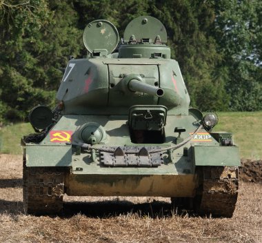 Zafer Şovu, Leicester, İngiltere. Ağustos 2024. T-34, 2. Dünya Savaşı 'ndan kalma bir Sovyet orta tankı. Tanıtıldığında, 76.2 mm tank topu birçoğundan daha güçlüydü ve 60 derecelik eğik zırhı tanksavar silahlara karşı iyi bir koruma sağlıyordu.. 