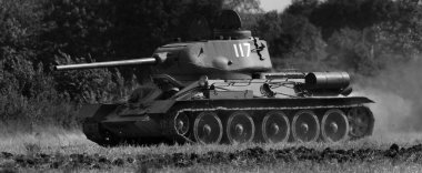 Zafer Şovu, Leicester, İngiltere. Ağustos 2024. T-34, 2. Dünya Savaşı 'ndan kalma bir Sovyet orta tankı. Tanıtıldığında, 76.2 mm tank topu birçoğundan daha güçlüydü ve 60 derecelik eğik zırhı tanksavar silahlara karşı iyi bir koruma sağlıyordu.. 