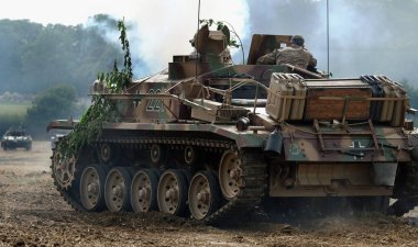 Zafer Şovu, Leicester, İngiltere. Ağustos 2024. Sturmgeschtz III, Almanya 'nın II. En çok üretilen zırhlı savaş aracı ve ikinci en çok üretilen Alman zırhlı savaş aracıydı.. 