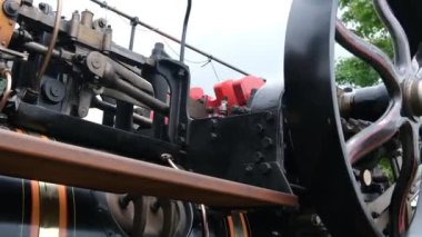 Lincoln, Hughnshire, İngiltere. Haziran 2024. Çekiş motoru, ağır yükleri yollarda, topraklarda veya seçilmiş bir yerde taşımak için kullanılan buharla çalışan bir traktördür..