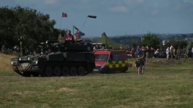 YWE Show, Leeds, Yorkshire, İngiltere. Ağustos 2024. Dünya Savaşı 'nın yeniden canlandırması. İki savaş ve teçhizat. Askerler, silahlar ve ekipmanlar..